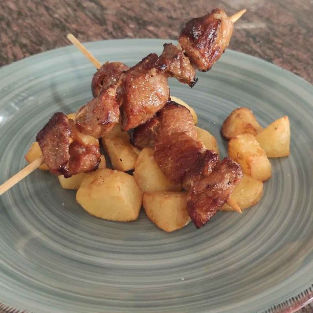 pincho moruno patatas